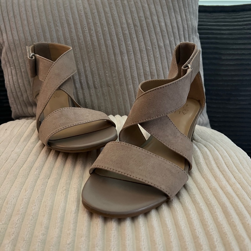 Naturalizer Tan Sandals with Modern Crisscross Design